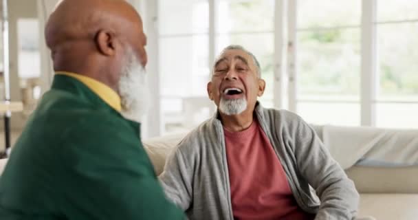 Batti Cinque Anziani Amici Ridendo Pensione Conversazione Supporto Legame Insieme — Video Stock