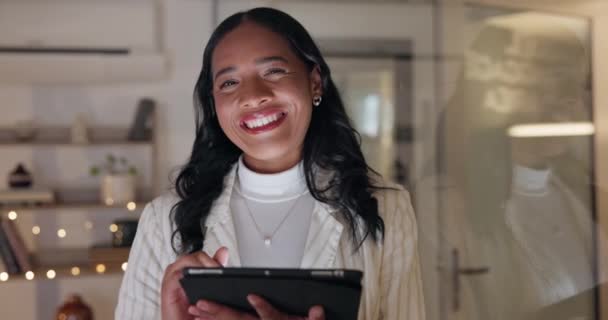 Mujer Negocios Tableta Cara Noche Oficina Para Planificación Investigación Web — Vídeos de Stock