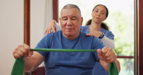 手臂和老年人做带状伸展运动 康复或理疗师关于康复的建议 物理治疗 退休和护士辅助老年患者获得治疗支持 — 图库视频影像