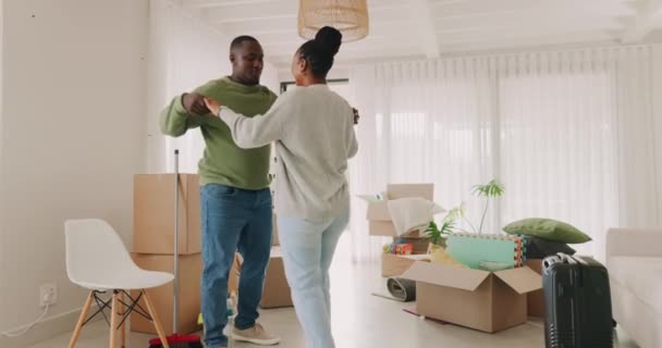 ダンス ハッピーカップル そして部屋に箱を置いて移動する家を祝います 新しい家 楽しいエネルギーと興奮する黒人男性と不動産の女性の愛 コミットメント ケアや住宅ローンのサポート — ストック動画