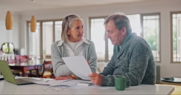 Starsza Para Wściekła Rachunki Dług Domowy Stres Finansowy Lub Ryzyko — Wideo stockowe