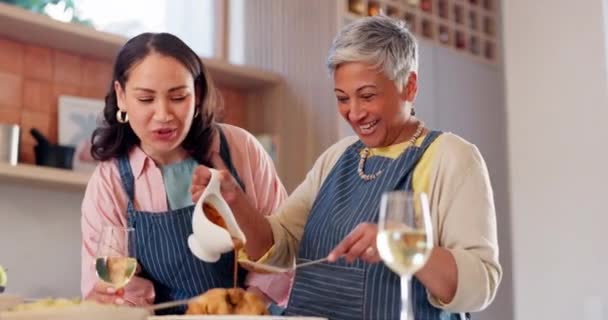 Wanita Ibu Dan Mempersiapkan Memasak Ayam Dan Percakapan Dapur Dengan — Stok Video
