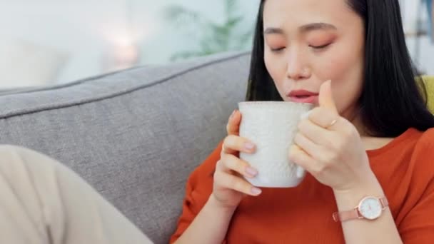 Herbata Telefon Kobieta Mediach Społecznościowych Aby Zrelaksować Się Pijąc Napój — Wideo stockowe