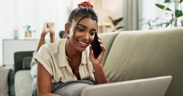 Laptop Telepon Dan Wanita Lucu Sofa Rumah Bicara Dan Berkomunikasi — Stok Video