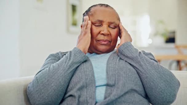 Головная Боль Домашняя Черная Женщина Массируют Висок Боли Беспокойства Стресса — стоковое видео