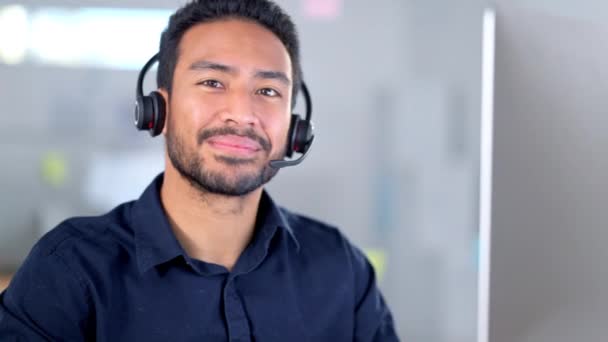 Lachender Callcenter Agent Hilft Kunden Während Ein Headset Trägt Und — Stockvideo