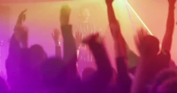 Público Dança Por Diversão Boate Energia Entretenimento Liberdade Homem Pulando — Vídeo de Stock