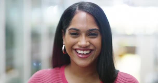 Szczęśliwa Hinduska Kobieta Twarz Biurze Śmiejąca Się Projektująca Pewnością Siebie — Wideo stockowe