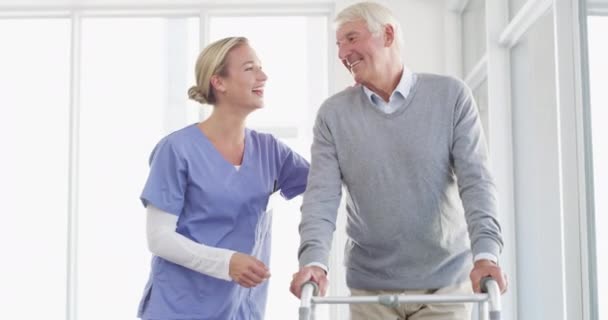 Fizjoterapia Wsparcie Starszy Mężczyzna Pielęgniarką Domu Opieki Dla Równowagi Odzyskiwania — Wideo stockowe