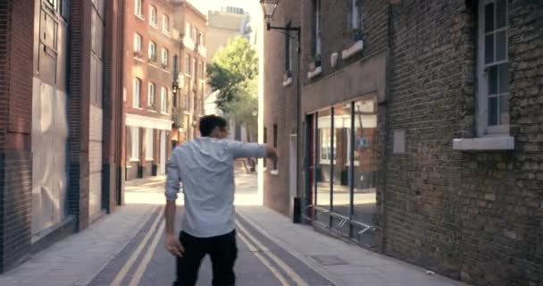 Hombre Bailando Vuelta Calle Aire Libre Ciudad Con Movimiento Pasos — Vídeos de Stock