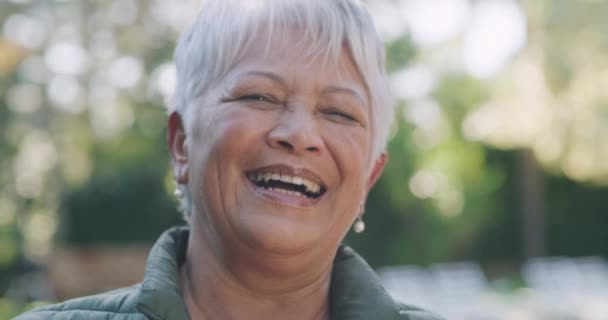 Lykkelig Smilende Smuk Senior Kvinde Viser Sine Perfekte Tænder Med – Stock-video