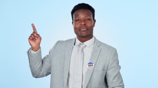 Cara Mão Apontando Homem Negro Estúdio Com Voto Informação Promo — Vídeo de Stock