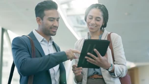 Pessoas Negócios Tablet Conversa Local Trabalho Com Planejamento Line Equipe — Vídeo de Stock