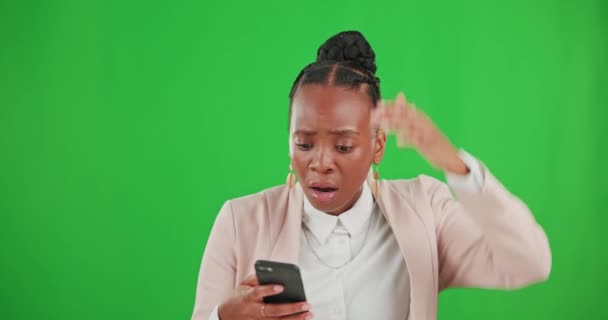 Wtf Omg Wow フェイス表現の緑色のスクリーンを持つスタジオでのショック クロマキーバックによる携帯電話またはモバイルを備えたアフリカの女性モデルの驚き ショック — ストック動画
