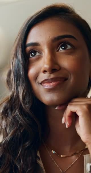 Обличчя Посмішка Ідея Індійська Жінка Думає Про Майбутнє Баченням Надією — стокове відео
