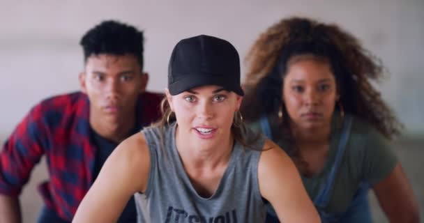 Χορεύτρια Ομάδα Δρόμο Και Μαζί Για Hip Hop Κινείται Βήματα — Αρχείο Βίντεο