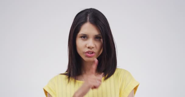 Γυναίκα Πρόσωπο Και Δάχτυλα Χείλη Μυστικά Στο Στούντιο Mockup Ανακοίνωση — Αρχείο Βίντεο
