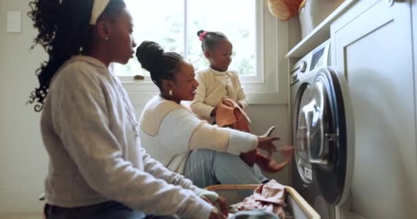 Tvätt Tvättmaskin Och Kvinna Hemmet Med Sina Barn För Vårstädning — Stockvideo