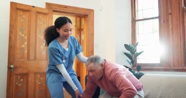 在养老院客厅的沙发上的护士和老人的康复 帮助或帮助 康复和一名年轻妇女自愿与一名老年病人一起住在他家 — 图库视频影像