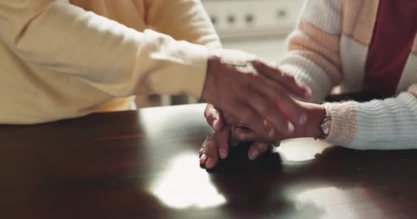 Liefde Empathie Seniorenpaar Die Elkaars Hand Vasthouden Voor Steun Eenheid — Stockvideo