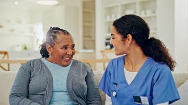 Senior Care Old Woman Caregiver Sofa Conversation Help Homecare Living — Stock Video