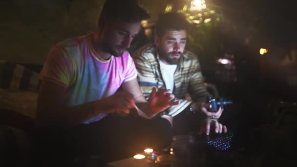 Hombres Hablando Marihuana Por Noche Sofá Drogadictos Canabis Con Rodar — Vídeos de Stock