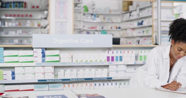 Фармацевт Женщина Написание Аптека Контрольный Список Инвентаризации Лекарств Фондового Управления — стоковое видео