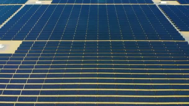 再生可能エネルギー 持続可能性 農業のための環境に優しいソーラーパネル グリッド フィールドのドローン 省電力または農業の背景のための土地の太陽光プレートの空中ビュー — ストック動画