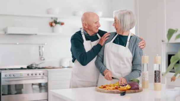 Felice Coppia Anziana Cucina Cucina Preparazione Dei Pasti Pranzo Ingredienti — Video Stock