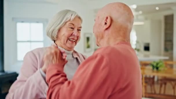 Kıdemli Çift Evde Aşk Romantizm Emekliliğin Esenliği Için Dans Ediyor — Stok video