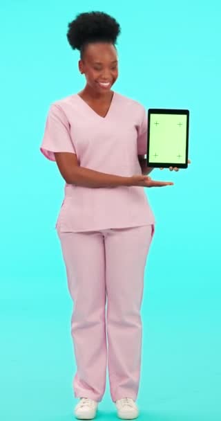 ヘルスケアのスタジオで青い背景の黒人女性とタブレットの看護師 または完璧かつ緑の画面 肖像画 医療支援 若手医療専門家による染色体の展示 — ストック動画