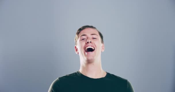 Щасливий Обличчя Чоловік Сміються Студії Смішний Комічний Дурний Жарт Емодзі — стокове відео
