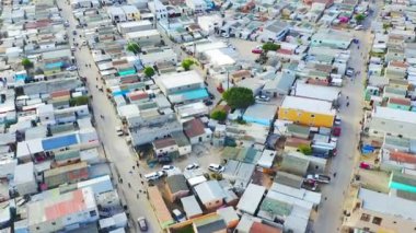 İHA 'lar, şehir binaları ve sokaklar gayri resmi olarak şehir genelinde yerleşim, ev ya da gelişim için. Favela ev, mülk ve manzara şebekelerde, açık havada veya yerleşim yerlerindeki nüfus artışında.