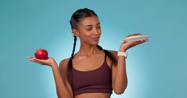 영양과 디저트의 균형을 도넛과 건강한 결정을 다이어트의 운동선수 스튜디오 배경에서 — 비디오