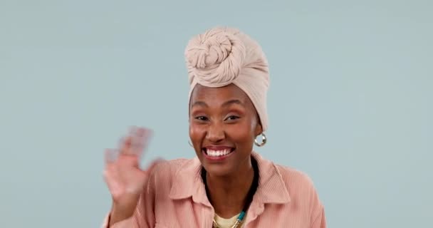 Руки Помаши Лицо Женщины Студии Поздороваться Приветствовать Приветствовать Знак Видео — стоковое видео