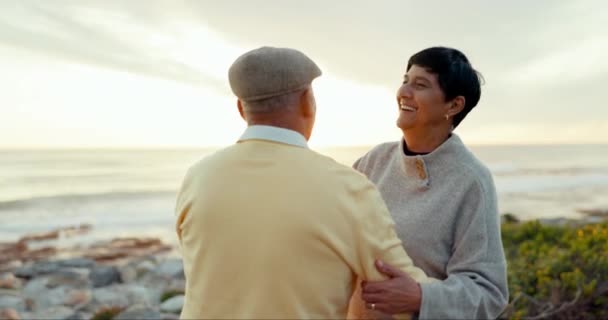 Tanz Sonnenuntergang Und Älteres Paar Strand Lustig Und Lachend Urlaub — Stockvideo