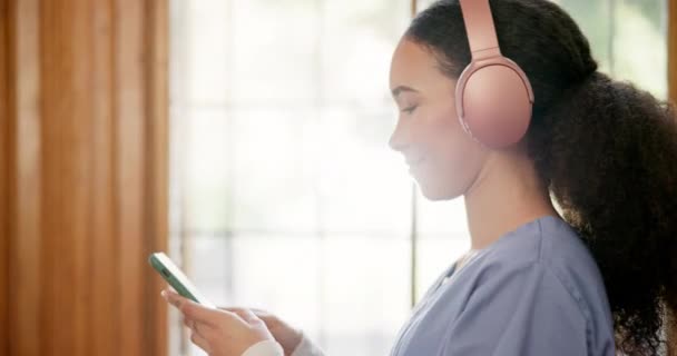 ヘッドフォン スマートフォン ソング オーディオ プレイリストのための看護師 ポジティブな考え方 ハッピーな女性 仕事から離れて リラックスして サウンド — ストック動画