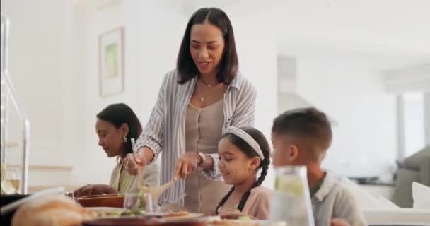 Familie Diner Serveren Aan Tafel Met Voedsel Voor Hechting Evenement — Stockvideo