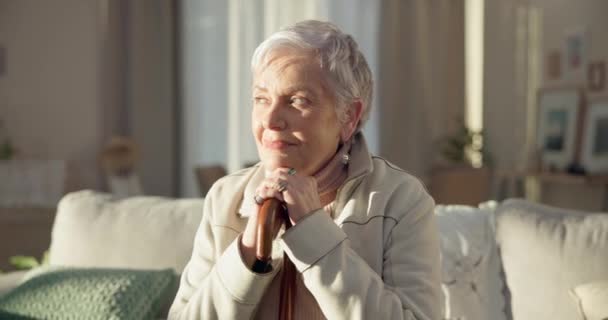 Dom Myśląca Starsza Kobieta Depresją Pokojem Lub Pamiętać Myślami Nadzieją — Wideo stockowe