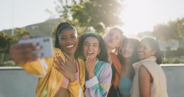 Kobiety Selfie Grupowe Park Dla Kultury Młodzieżowej Zabawną Twarzą Pocałunek — Wideo stockowe