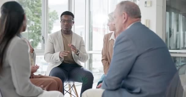 在治疗小组 商界人士和黑人讨论支持 关心和解决问题 在咨询 交谈和倾听 信任和团队建设方面的同情心 男人和女人 — 图库视频影像