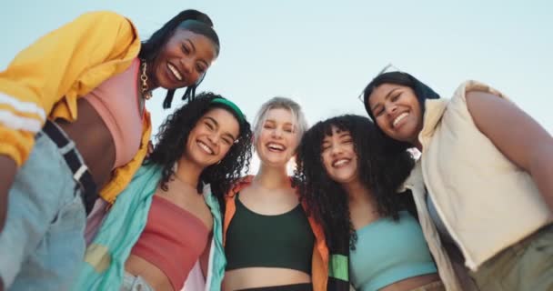 Amigos Moda Cara Grupo Mujeres Aire Libre Con Ropa Moda — Vídeo de stock