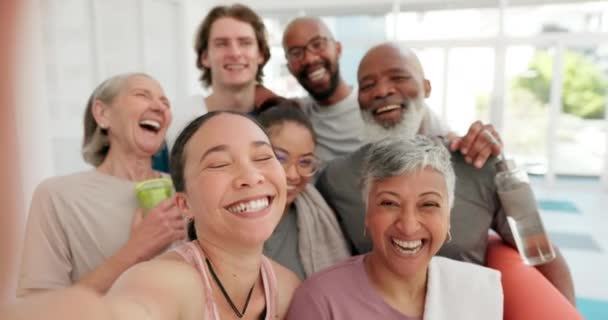 Ευτυχισμένοι Άνθρωποι Πρόσωπο Και Selfie Για Γιόγκα Φωτογραφία Μνήμη Πιλάτες — Αρχείο Βίντεο