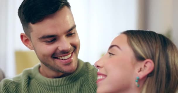 Cuplu Iubire Râs Canapeaua Acasă Fericire Îngrijire Sprijin Căsătorie Sănătoasă — Videoclip de stoc
