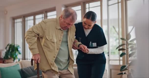 Vrouw Arts Patiënt Bejaardenzorg Voor Ondersteuning Gezondheidszorg Vertrouwen Huiskamer Thuis — Stockvideo