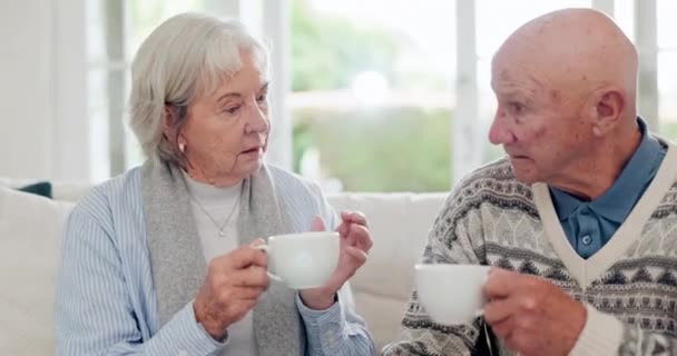 Domov Relaxovat Starší Pár Kávou Konverzace Vztah Obývacím Pokoji Byt — Stock video
