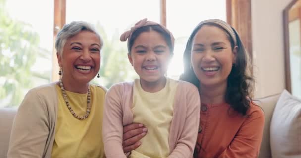 Liefde Moeder Grootmoeder Met Kind Bank Met Glimlach Hechting Ontspannen — Stockvideo