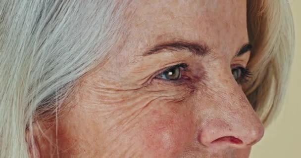 Senior Frau Und Sehkraft Nahaufnahme Für Assessment Test Glaukom Oder — Stockvideo