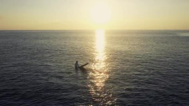 Drone Beach Person Surfing Στο Ηλιοβασίλεμα Ελευθερία Προπόνηση Καλοκαίρι Διασκέδαση — Αρχείο Βίντεο