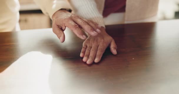 Starší Pár Stůl Držící Ruce Péči Láska Nebo Podpora Společně — Stock video